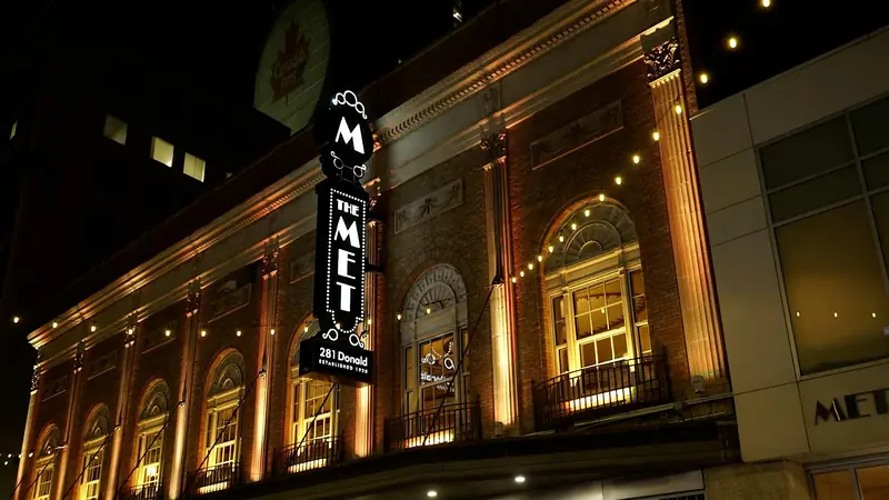 Night at The Met en The Metropolitan Entertainment Centre by Canad Inns