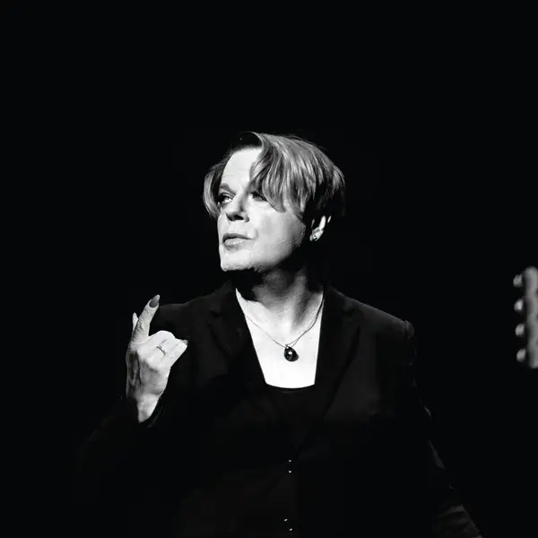 Suzy Eddie Izzard en Minack Theatre