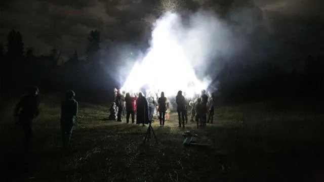 yāhkaskwan mīhkiwap (aka light tipi)