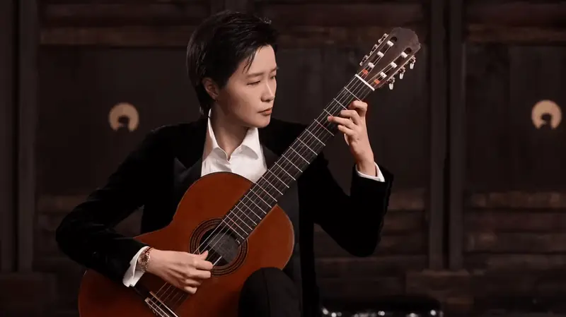 MENG SU PLAYS BACH