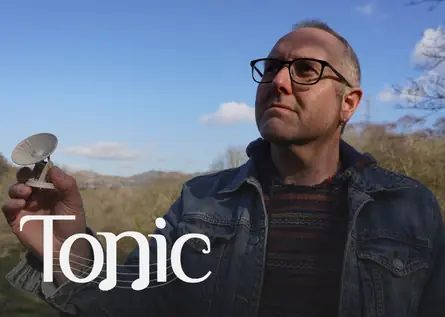 TONIC: Gai Toms à Galeri Caernarfon