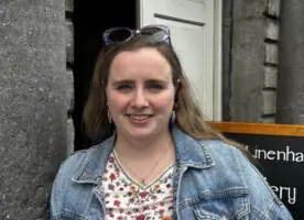 Cas lenár Taibhealaíontóir Gaeilge Cónaitheach, Niamh Ní Rúiséil!