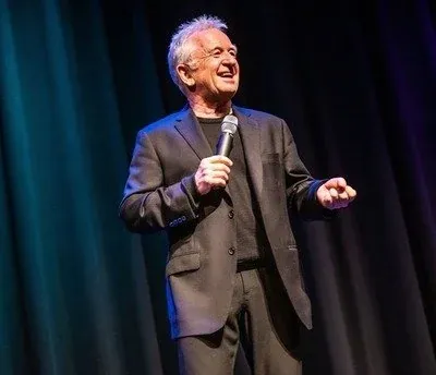 RON JAMES - The Noise Between Our Ears — Western Manitoba Centennial Auditorium à Western Manitoba Centennial Auditorium