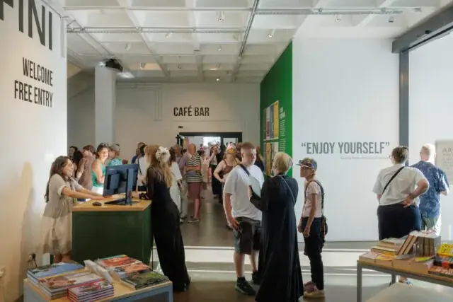 Catching Flies en Arnolfini