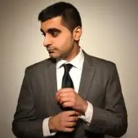 Tez Ilyas à Hot Water Comedy Club