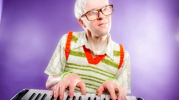 Robert White: 'THAT' Gay Autistic Keyboard Tanktop Comedy Guy! à The Stand Comedy Club