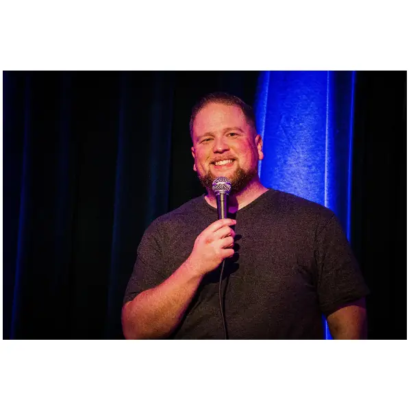 JON "POLAR BEAR" GONZALEZ en Mic Drop Comedy