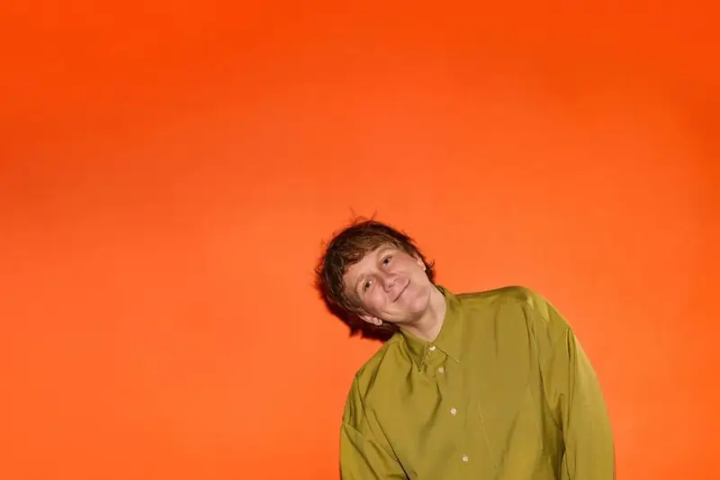 JOSH THOMAS: JIGGLE, JIGGLE