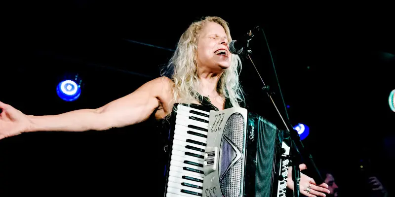 Gillian and the Whiskey Jerks en The Bassment