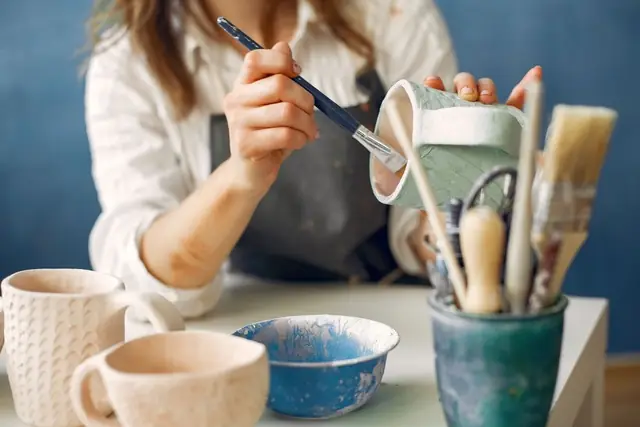 The Wine Barrel Paint & Sip: Pottery Night en The Piece Hall