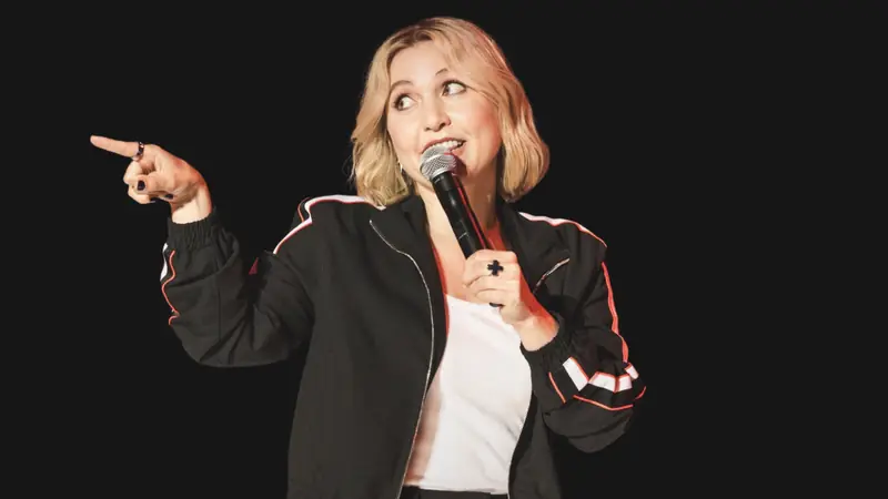 Taylor Tomlinson à Brea Improv