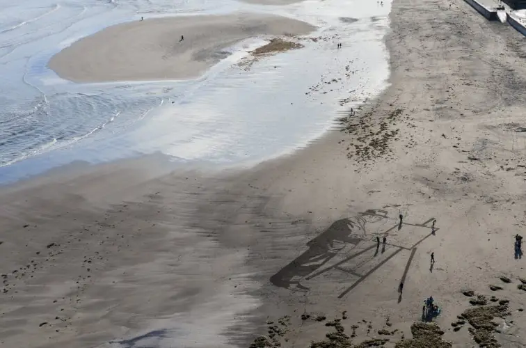 Lighthouse 200 – Sand Art on the Beach à The Maltings Theatre & Cinema