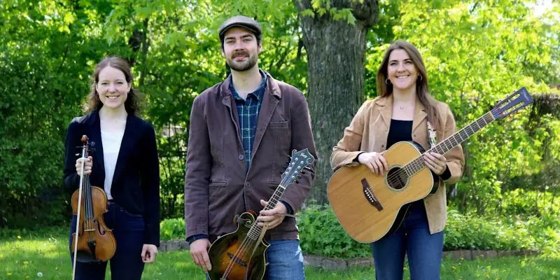 Solo Artist Trio: Joanna Bronson, Jake Lauzon, and Alanna Jenish à Bassment (The)