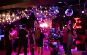 Castle Goes 90s à The Barn at Castle Kitchen + Bar