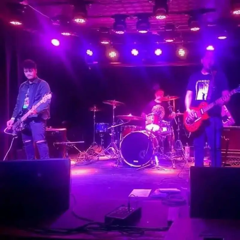 A Lack of Champions en Lost Lake Lounge