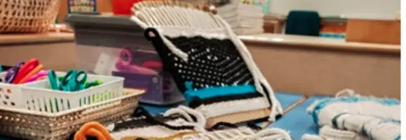 Weave a Small Coast Salish Wool Bag en Ferry Building Gallery - West side
