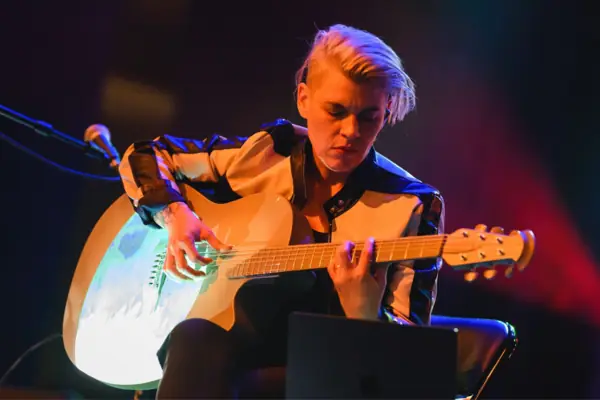 Kaki King à Off Cabot