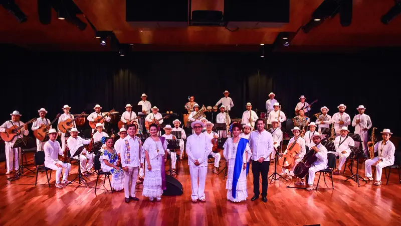 Orquesta Tipica Yukalpeten à Explanada de la AlhAondiga de Granaditas