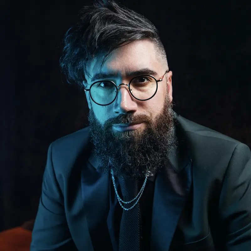 Peter Antoniou en Hot Water Comedy Club