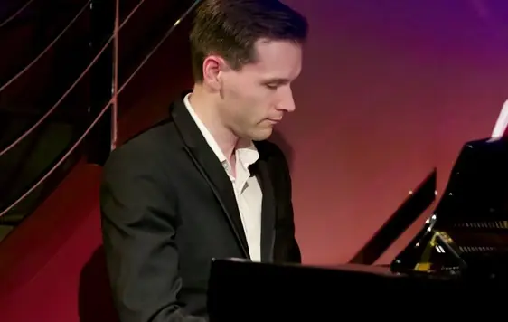 James Church's West End à The Theatre Chipping Norton