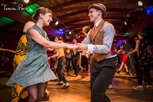 Swing Dance Lesson & Practice Social à 826 11 St SE