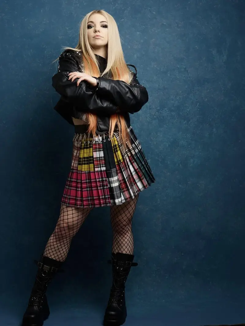 Courtnay Reddy as Avril Lavigne