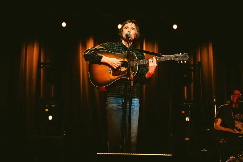 Dean Johnson, Georgia Harmer live at L’Esco