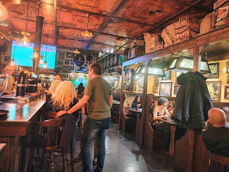 CONFINADOS en The King's Tavern