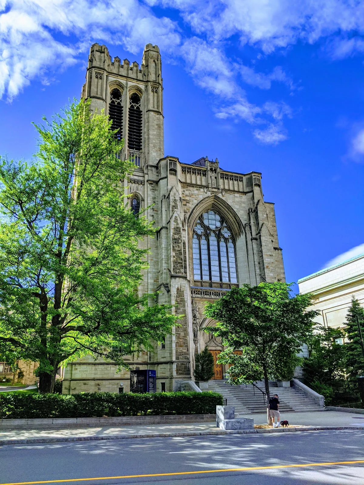 Église St. Andrew & St. Paul (entrée sur Sherbrooke) in Montreal, QC